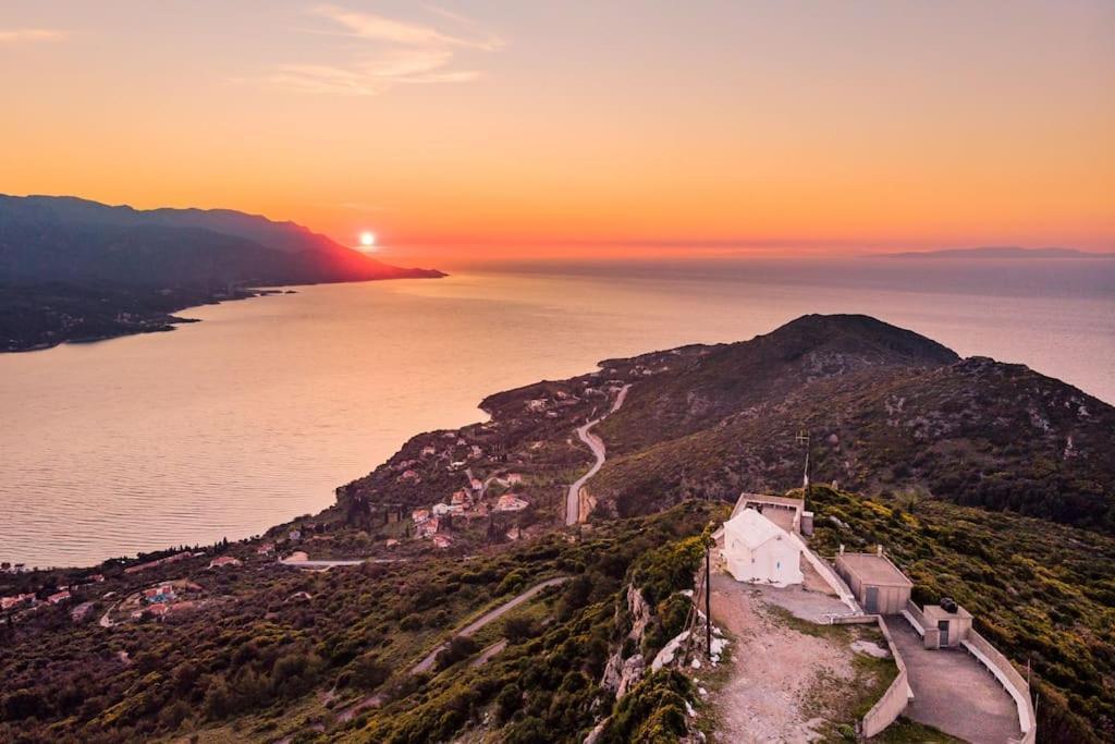 Beautiful Cottage Over-Viewing Samos Bay. المظهر الخارجي الصورة
