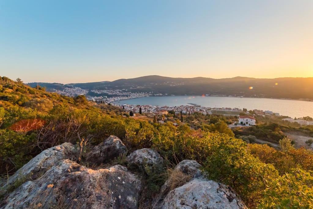 Beautiful Cottage Over-Viewing Samos Bay. المظهر الخارجي الصورة