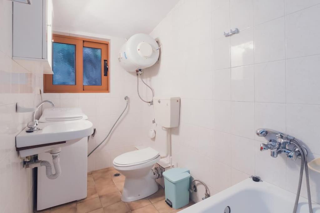 Beautiful Cottage Over-Viewing Samos Bay. المظهر الخارجي الصورة